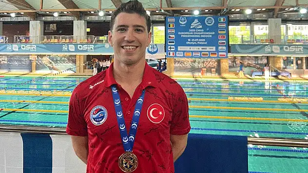 Milli sporcu Derin Toparlak, Paletli Yüzme Avrupa Şampiyonası'nda üçüncü oldu