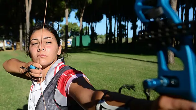 Milli sporcu Gülnaz Coşkun, Avrupa Okçuluk Şampiyonası'nda altın madalya kazandı
