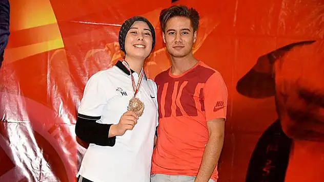 Milli sporcunun başarısı Konya'da sevinçle karşılandı