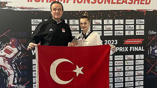 Milli tekvandocu Merve Dinçel Kavurat, İngiltere'de bronz madalya kazandı
