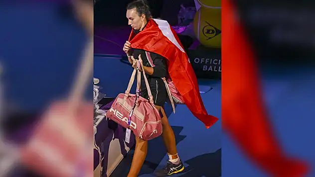 Milli tenisçi İpek Öz, Katar Açık'taki maça Türk bayrağıyla çıktı
