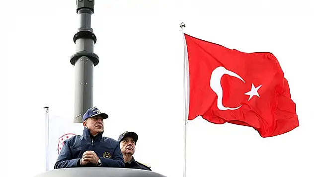 Milli torpido AKYA'nın ilk atışını Bakan Akar yaptı
