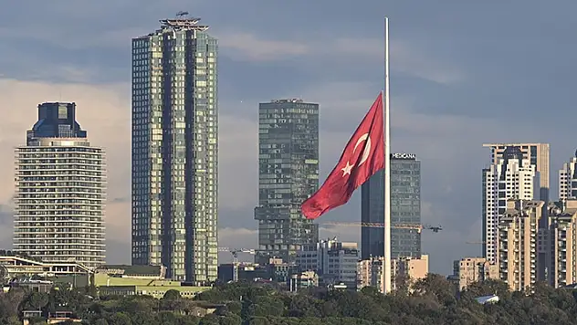 Milli yas ilanının ardından Türkiye'de bayraklar yarıya indirildi
