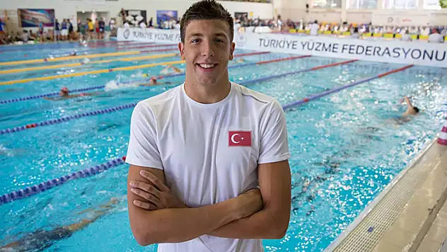 Milli yüzücü Emre Sakçı, erkekler 50 metre kurbağalamada dünya kısa kulvar rekorunu kırdı
