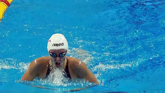 Milli yüzücü Güneş'ten bronz madalya