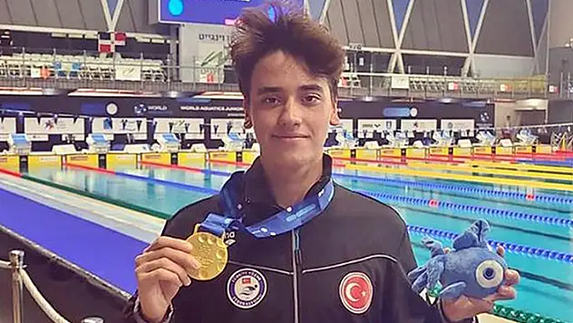 Milli yüzücü Kuzey Tunçelli, ikinci kez dünya şampiyonluğuna ulaştı

