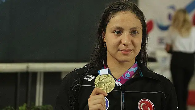 Milli yüzücü Merve Tuncel, Gençler Avrupa Şampiyonası'nda altın madalya kazandı
