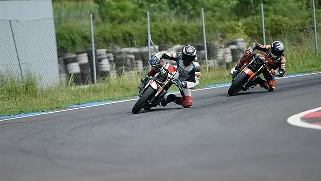 Milliler, Macaristan'da piste çıkacak