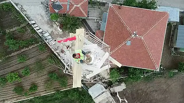Minare ustaları yüksekliğe meydan okuyor