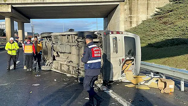 Minibüs, bariyere çarpıp devrildi: 1 ölü, 1 yaralı

