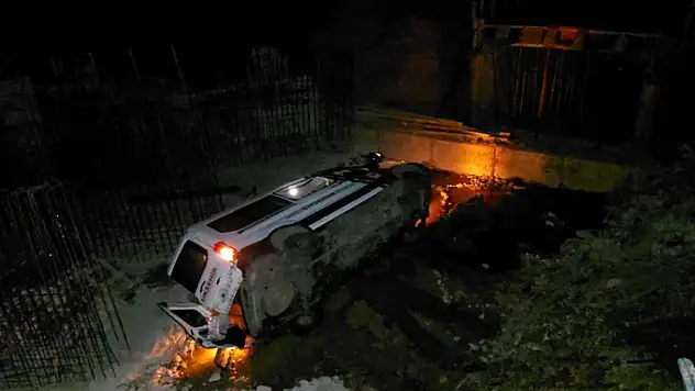 Minibüs çukura düştü: 2 yaralı
