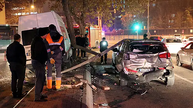 Minibüs iki araca çarptıktan sonra aydınlatma direğini devirdi: 4 yaralı

