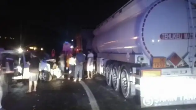 Minibüs ile akaryakıt yüklü tanker çarpıştı: 14 yaralı
