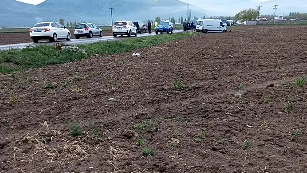 Minibüs ile hafif ticari araç çarpıştı: 1 ölü, 2 yaralı
