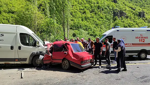 Minibüs ile otomobil çarpıştı 2 ölü, 1 yaralı