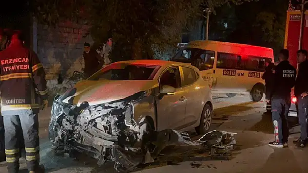 Minibüs ile otomobil çarpıştı: Ağaca çarparak durabildi!