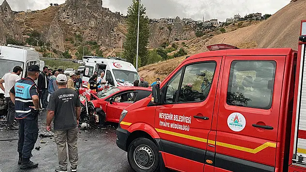 Minibüs ile otomobil kafa kafaya çarpıştı: 1'i ağır 6 yaralı