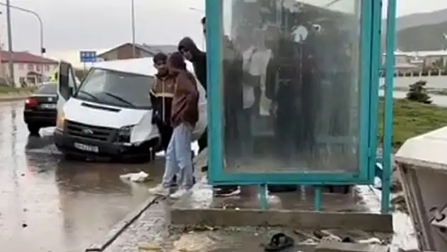 Minibüs kaldırımda yürüyenlere çarptı: 1 ölü 2 yaralı
