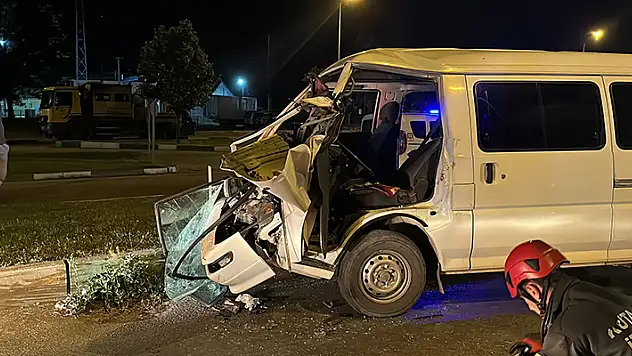 Minibüs, kırmızı ışıkta bekleyen kamyonete çarptı sürücü 3.09 promil alkollü çıktı

