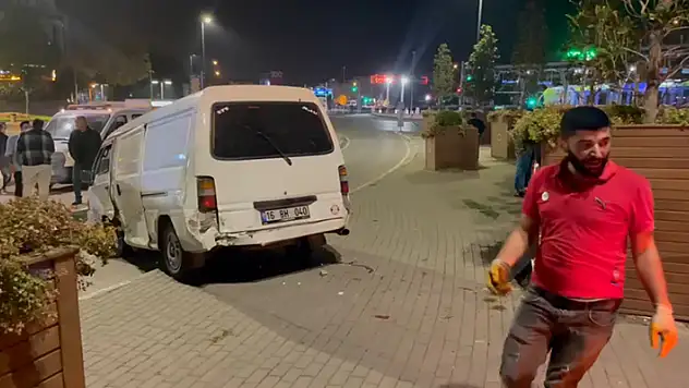 Minibüs önce ticari taksiye sonra kaldırıma çıkarak biri hamile kadın 3 kişiye çarptı

