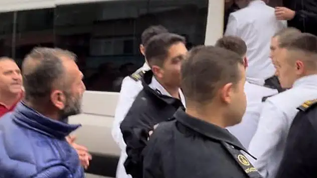 Minibüs şoförleri, servis kiralayan üniversitelileri darbetti olay anı kamerada
