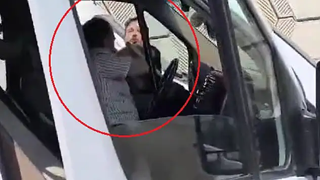 Minibüs şoförlerinin yumruklu yol verme kavgası kamerada
