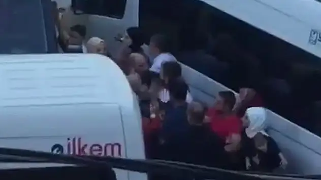 Minibüs şoförü ile düğün konvoyu arasında yol verme tartışması! Konvoyu bırakıp minibüs şoförünü dövdüler