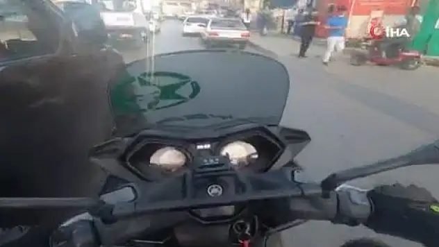 Minibüs sürücüsü motosikletliye böyle çarptı