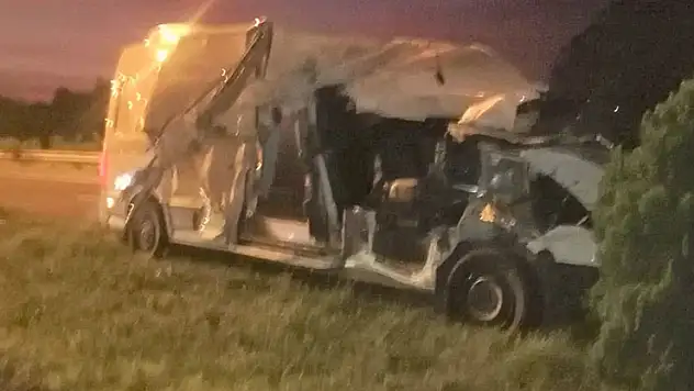 Minibüs, tıra arkadan çarptı 1 ölü, 2 yaralı