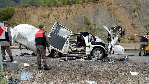 Minibüs tırın dorsesine çarptı: 2 ölü, 6 yaralı