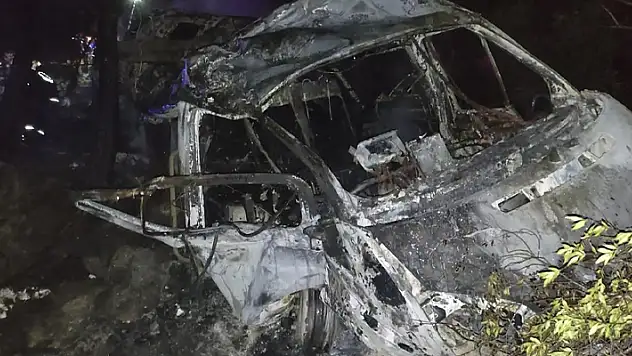 Minibüs uçuruma devrilip yandı: 3 ölü, 18 yaralı

