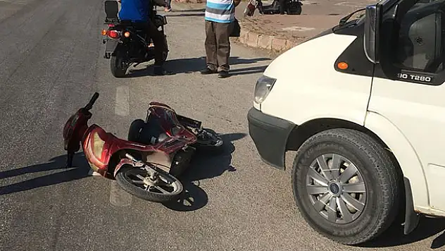 Minibüse çarpan elektrikli bisiklet sürücüsü kaçtı