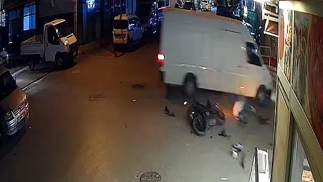 Minibüse çarpan motosikletin sürücüsü yaşam mücadelesini kaybetti
