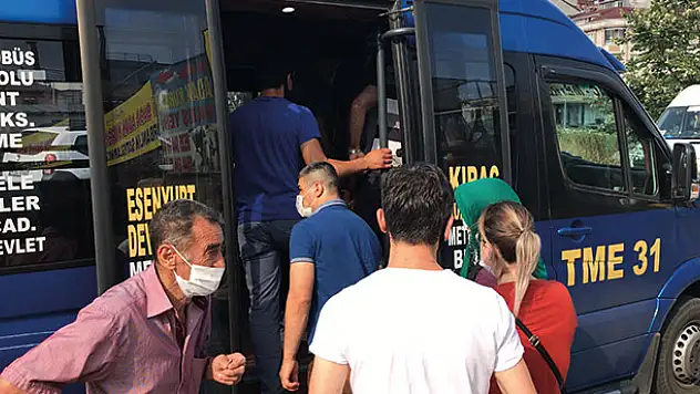 Minibüslerde yine sosyal mesafesiz yolculuk, 12 yerine 37 yolcu çıktı
