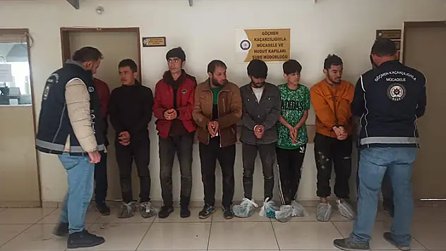 Minibüste kaçak göçmenler yakalandı sürücü ve 2 arkadaşı tutuklandı

