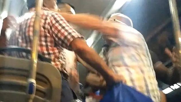 Minibüste yaşlıların maske kavgası! Yumruklar havada uçuştu