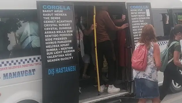 Minibüsteki turist sayısı görenlere pes dedirtti
