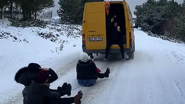 Minibüsün arkasına bağladıkları iple kaydılar

