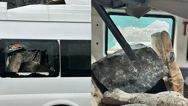 Minibüsün üzerine dev kayalar düştü, 3 kişi şans eseri kurtuldu