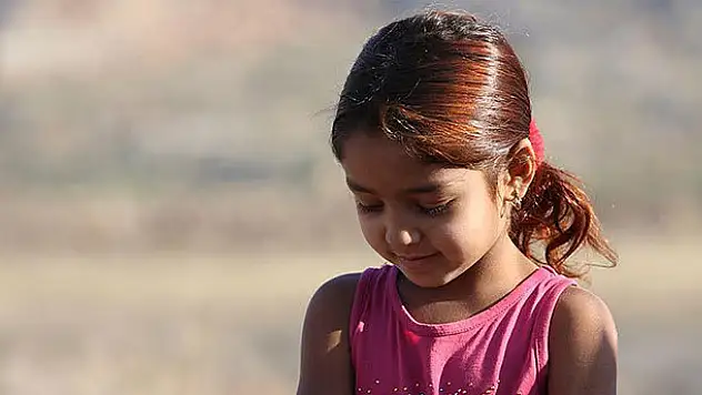 Minik Delal yüreği ile kışa meydan okuyor