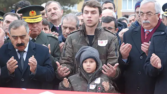 Minik elleri yakanızda!