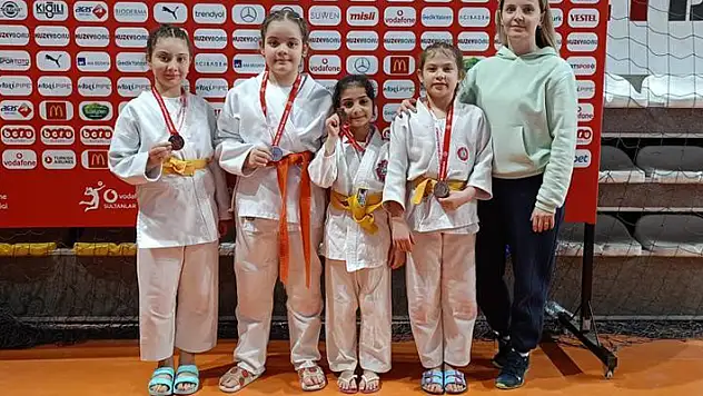 Minik judocular 15 madalya ile döndü