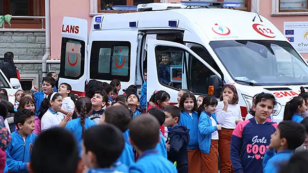 Minik öğrencilere 112 ve ambulanslar tanıtıldı
