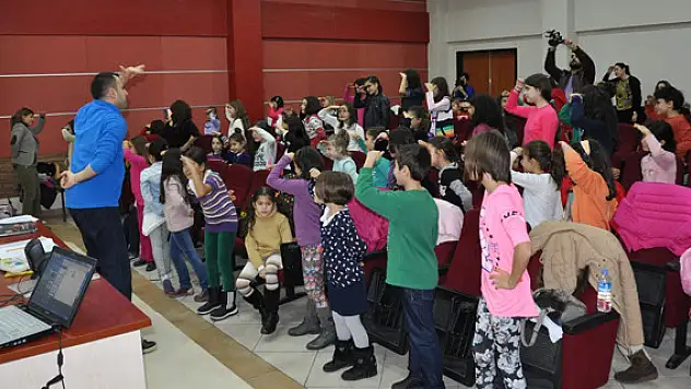 Minik sanatçıların ilk konseri öğretmenlere