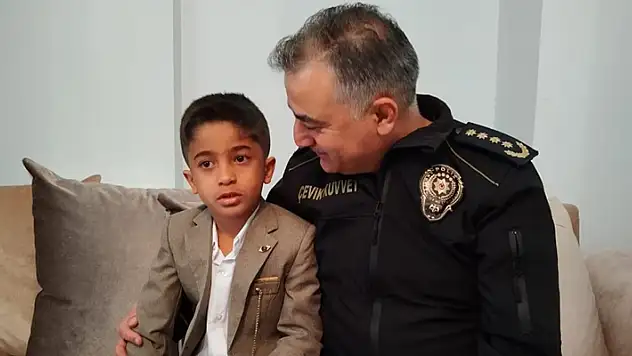 Minik Yiğit Eymen'in İstiklal Marşı duyarlılığına Emniyet Müdürü Orhan duyarsız kalmadı