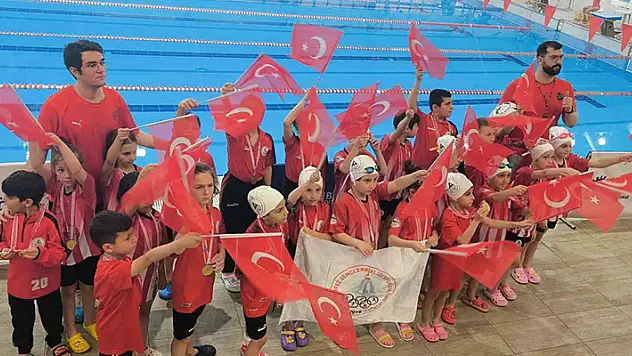 Minik yüzücülerden büyük başarı

