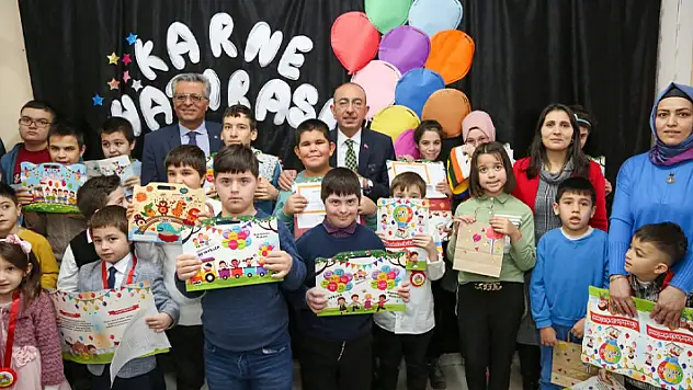 Minikler karnelerini Başkan Kavuş'un elinden aldılar 