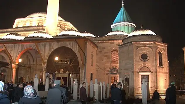 Miraç Kandili'nde vatandaşlar Mevlana'nın türbesine akın etti