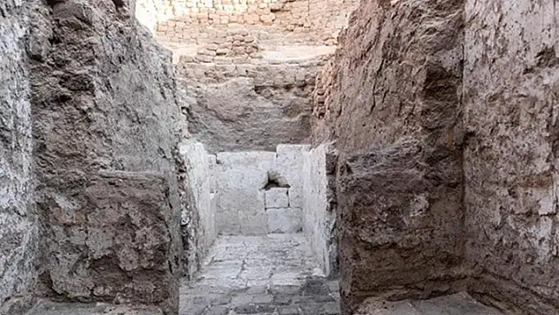 Mısır'da 3 bin 500 yıldan daha eski kraliyet mezarı bulundu