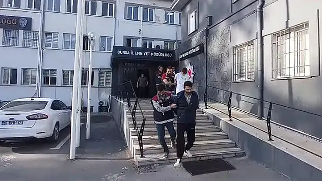 Mobil şifrelerini ele geçirdikleri müşterilerini 6 milyon lira dolandıran 3 kardeş yakalandı
